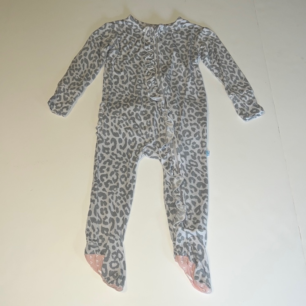 Posh Peanut Minka Snow Leopard Ruffle Zippered Footie - 6-9 months